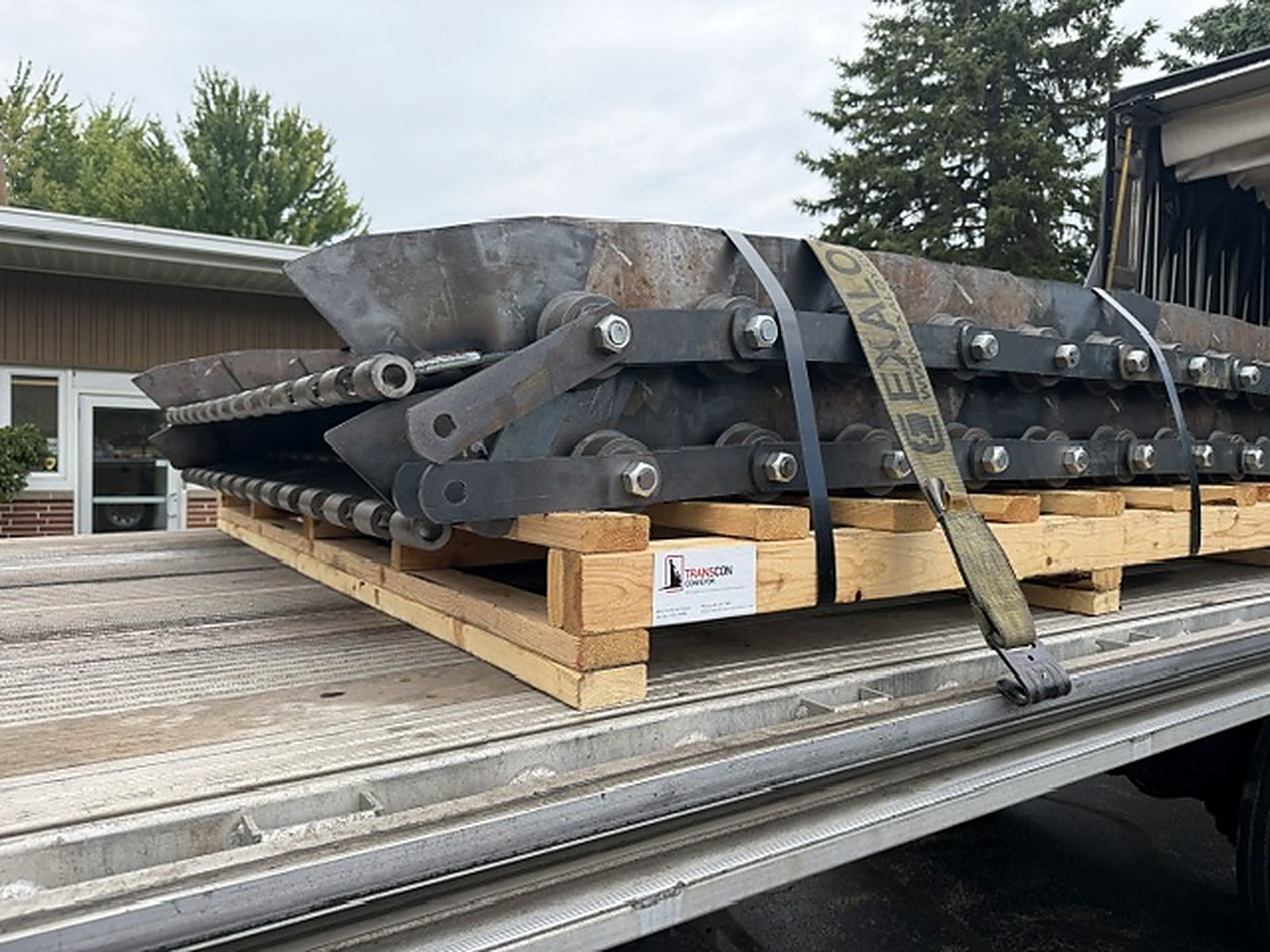 Close-up of cleats, wear pads and welded double-wall hinge loops on a Transcon steel belt